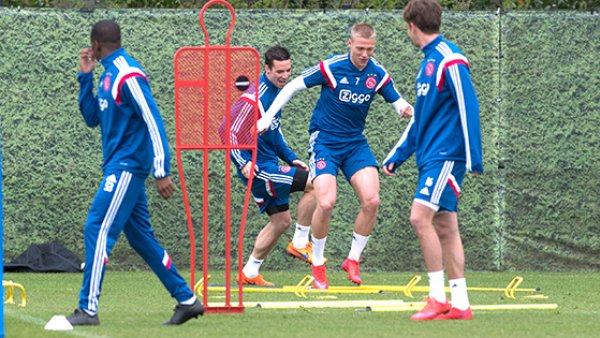 背后有着诸 背后有着诸