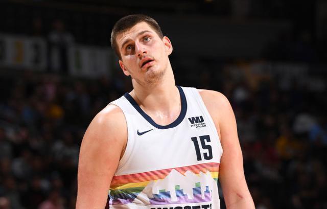 而紧紧悬着 而紧紧悬着